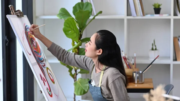 Young Woman Artist Painting Picture Easel Studio — Fotografia de Stock