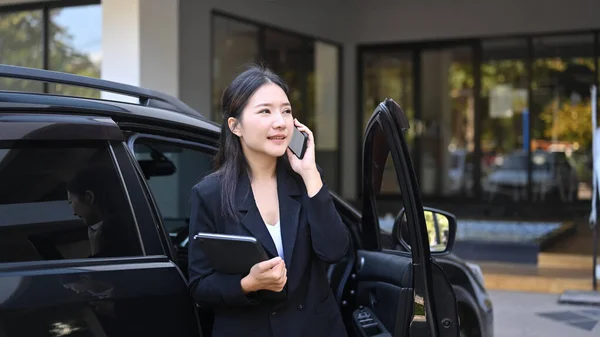 Arabasının Yanında Duran Asyalı Kadını Cep Telefonuyla Konuşuyor — Stok fotoğraf