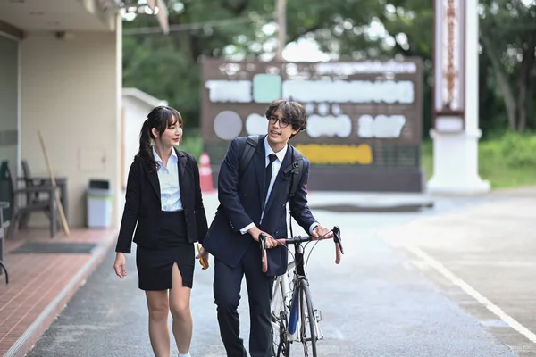 Dos Jóvenes Empresarios Caminando Por Calle Ciudad Durante Viaje Matutino — Foto de Stock