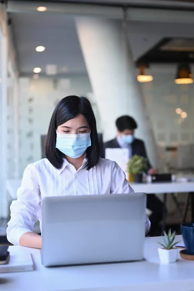 Aziatisch Zakenvrouw Dragen Beschermende Masker Werken Kantoor — Stockfoto