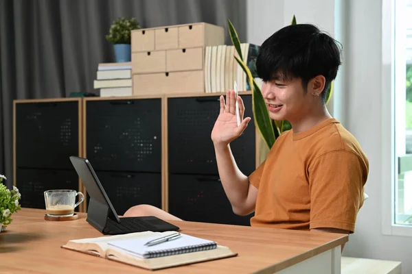 집에서 컴퓨터 태블릿으로 비디오 통화를 아시아 남자를 가르치는 — 스톡 사진