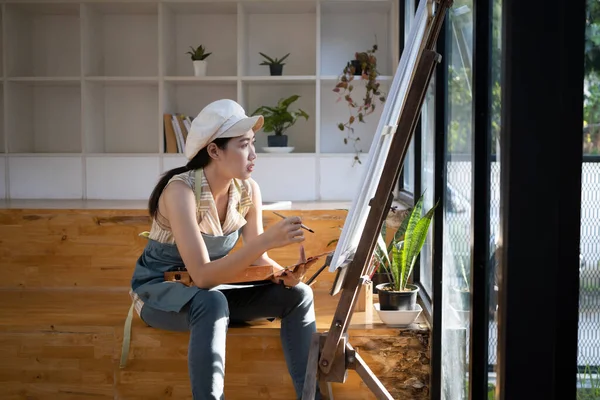 Jovem Asiático Mulher Artista Sentado Frente Desenho Cavalete Pintina — Fotografia de Stock