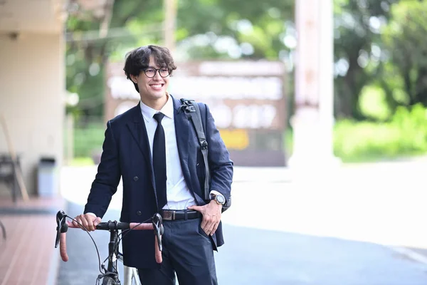 Улыбающийся Молодой Бизнесмен Идущий Велосипеде Улице Концепция Экологического Транспорта — стоковое фото