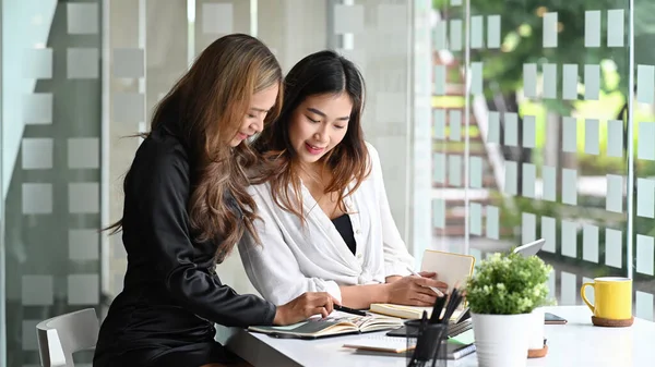 Two Business Colleagues Reading Financial Information Digital Tablet Together — Fotografia de Stock