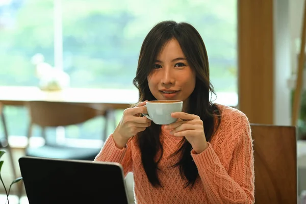 Mladá Asijská Žena Drží Šálek Kávy Dívá Kameru — Stock fotografie