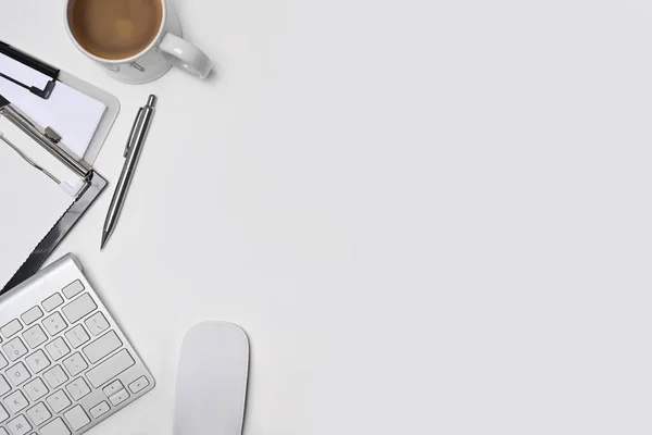 Escritorio Oficina Blanco Vista Superior Con Taza Café Portapapeles Teclado — Foto de Stock