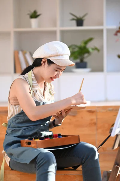 Peaceful Female Artist Painting Picture Art Studio — Stock Photo, Image