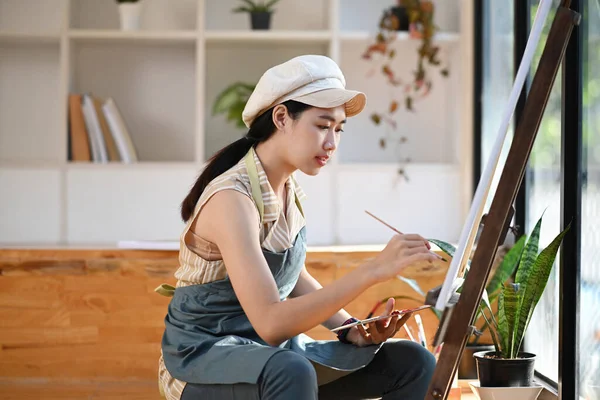 若い女性アーティスト アートスタジオでキャンバスに絵を描く — ストック写真