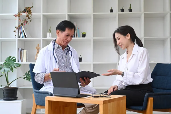 Mature Doctor White Uniform Consultation Young Asian Patient Hospital — Fotografia de Stock