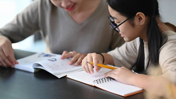 Privé Leraar Helpt Jonge Student Bij Het Maken Van Huiswerk — Stockfoto