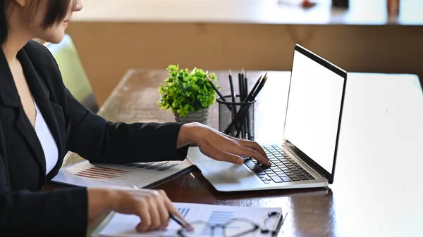 Colpo Ritagliato Donna Affari Utilizzando Computer Portatile Controllare Rapporti — Foto Stock