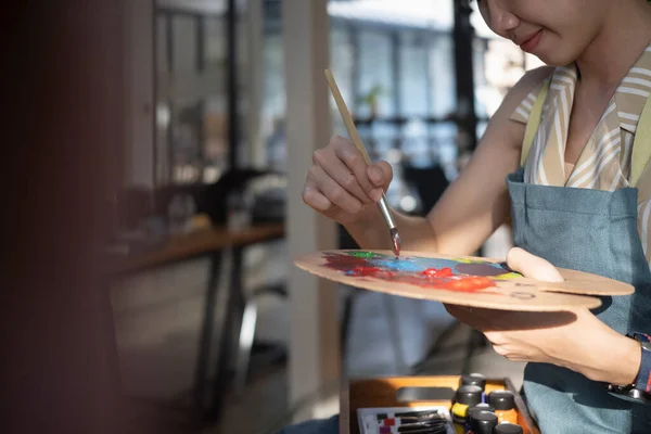 Kırpılmış Kadın Sanatçı Fırça Tutuyor Palette Yağlı Boya Rengini Karıştırıyor — Stok fotoğraf
