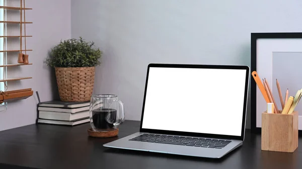 Escritório Casa Com Computador Portátil Xícara Café Vaso Plantas Porta — Fotografia de Stock