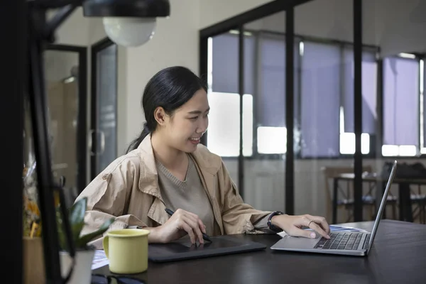 Aziatische Vrouw Ontwerper Werken Met Computer Laptop Kantoor — Stockfoto