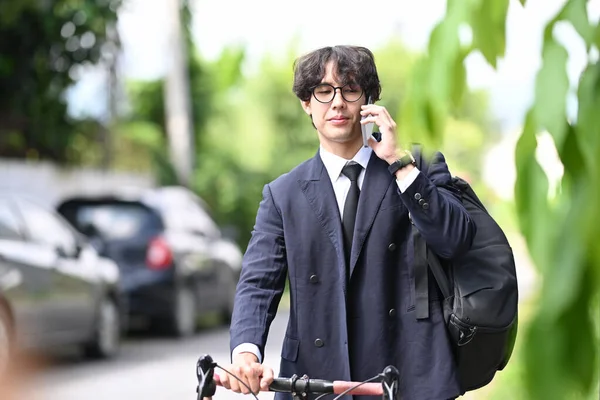 Бизнесмен Гуляющий Городской Улице Велосипеде Разговаривающий Мобильному Телефону — стоковое фото