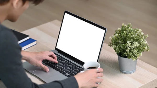 Junger Asiatischer Mann Sitzt Wohnzimmer Und Surft Mit Laptop Internet — Stockfoto