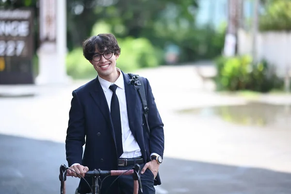 Felice Uomo Affari Piedi Sulla Strada Della Città Con Una — Foto Stock