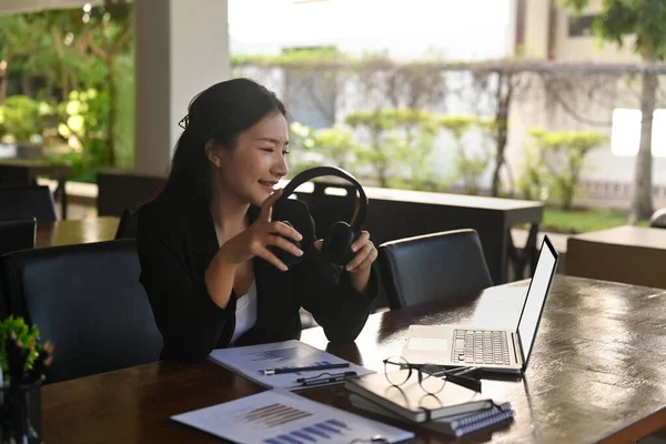 Attraente Donna Affari Possesso Cuffie Guardare Webinar Sul Computer Portatile — Foto Stock