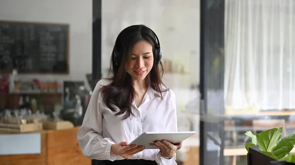 Sorrindo Asiático Empresária Situando Café Usando Tablet Digital — Fotografia de Stock