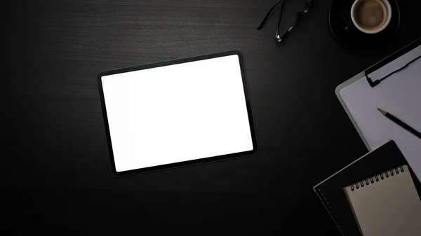 Bovenaanzicht Digitale Tablet Met Leeg Scherm Benodigdheden Zwarte Tafel — Stockfoto