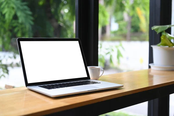 Sıralı Ekran Ahşap Masada Bir Fincan Kahve Olan Bilgisayar Bilgisayarı — Stok fotoğraf
