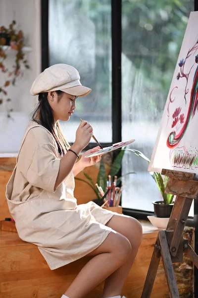 Souriant Asiatique Fille Peinture Sur Toile Dans Art Atelier — Photo