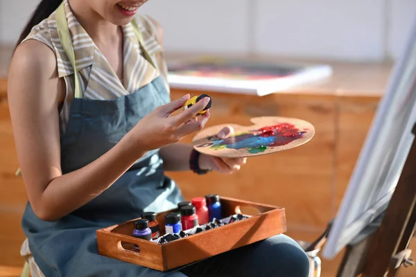 Smiling Asian Woman Holding Palette While Working Painting Her Studio — Fotografia de Stock