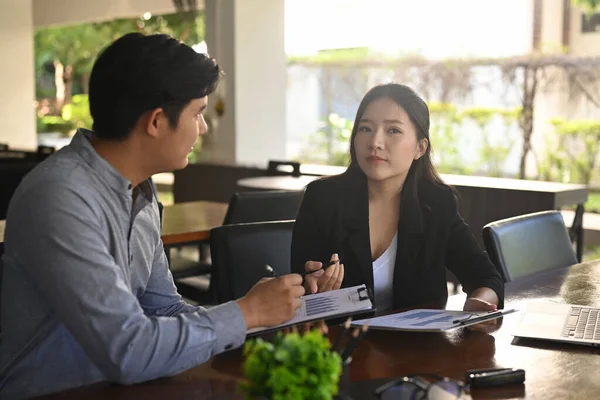 İş adamları ofiste iş projesini tartışıyor..