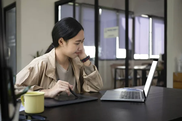 Jonge Aziatische Vrouw Werken Met Grafisch Tablet Creatief Kantoor — Stockfoto