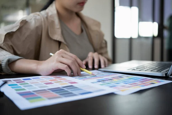 Cropped Shot Female Graphic Designer Choosing Colors Color Swatch — Fotografia de Stock