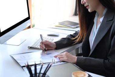 İş kadını, ofis masasında mali raporları incelerken vuruldu..