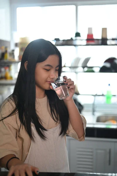 Aziatisch Meisje Drinken Schoon Mineraalwater Uit Glas Gezond Levensstijl Concept — Stockfoto