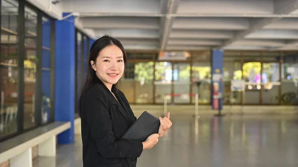 Successo Asiatico Businesswoman Standing Ufficio Sorridente Camera — Foto Stock