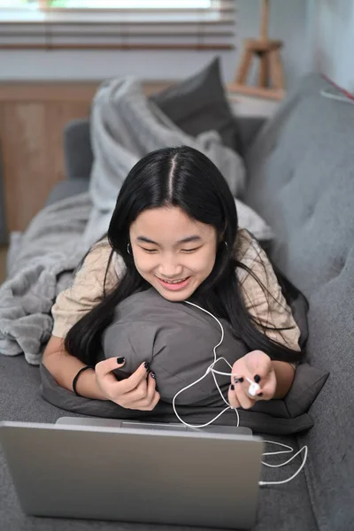 Szczęśliwa Młoda Kobieta Leżąca Kanapie Korzystająca Laptopa — Zdjęcie stockowe