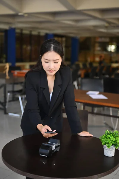 Asiatico Donna Utilizzando Terminale Contactless Pagamento Con Suo Smart Phone — Foto Stock