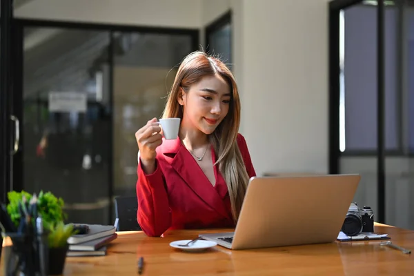 Empresária Sorridente Segurando Xícara Café Verificando Mail Computador Portátil — Fotografia de Stock