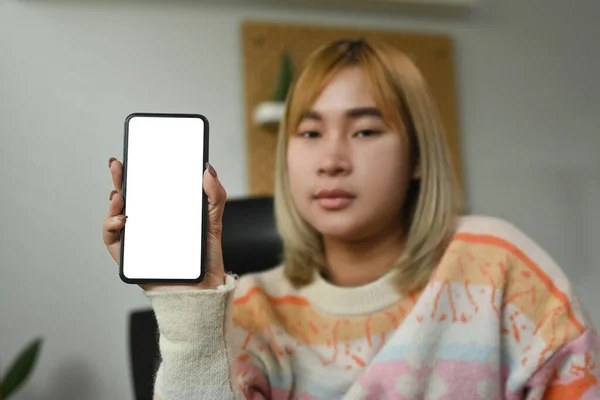 若いですアジアの女性ショーモックアップスマートフォンとともに空白の画面 — ストック写真