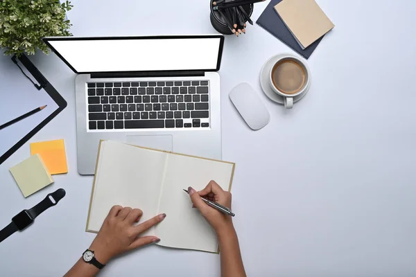 Vista Aérea Mujer Negocios Utilizando Ordenador Portátil Escribir Información Cuaderno — Foto de Stock