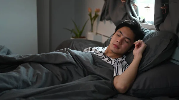 Азиатский Мужчина Спит Своей Удобной Кровати После Утомительного Дня — стоковое фото