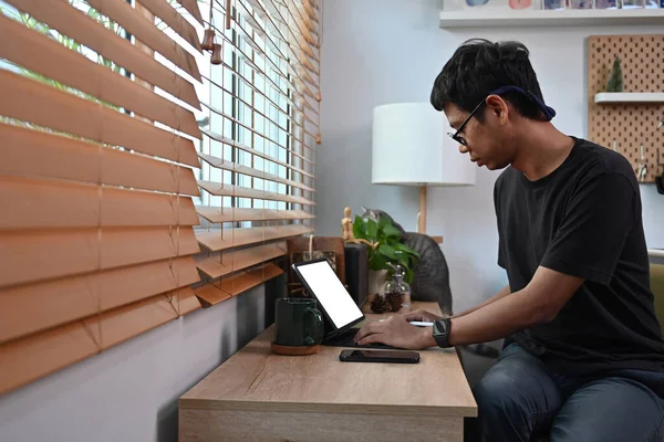 Oldalnézet Ázsiai Férfi Szabadúszó Dolgozik Számítógép Tabletta Nappaliban — Stock Fotó