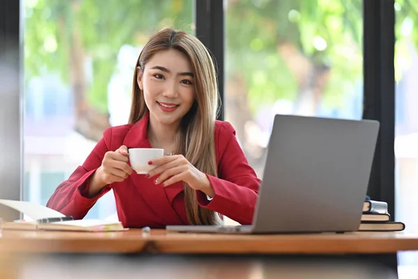 Mulher Negócios Bonita Sentada Frente Laptop Computador Beber Café Pela — Fotografia de Stock