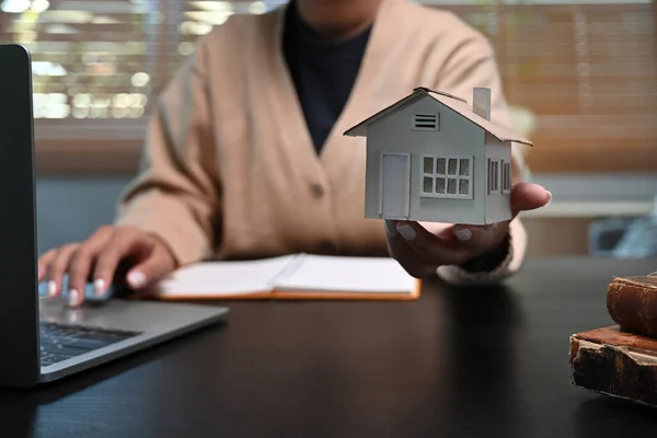 Mujer Usando Ordenador Portátil Mostrando Modelo Casa Concepto Inversión Hipotecaria — Foto de Stock