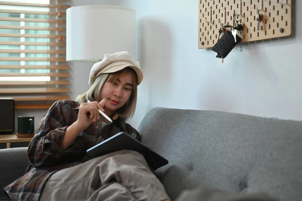 Asiatin Arbeitet Auf Der Couch Mit Digitalem Tablet — Stockfoto