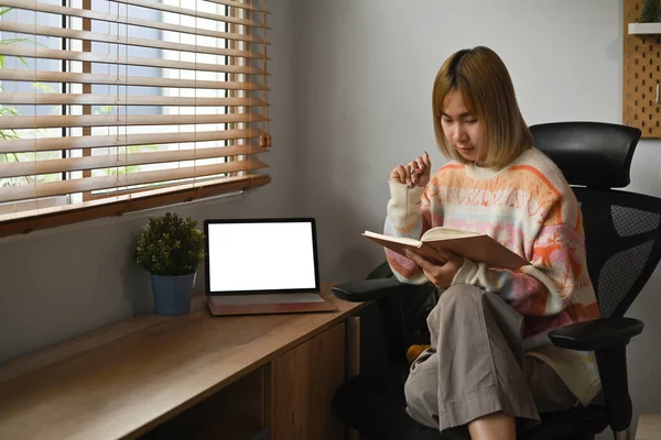 Mujer Joven Freelancer Trabajando Con Ordenador Portátil Sala Estar — Foto de Stock