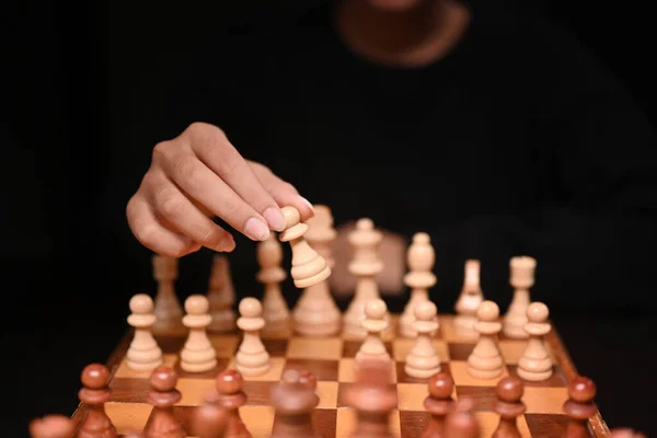 棋盘比赛中 女商人在棋盘上移动棋子 业务战略概念 — 图库照片