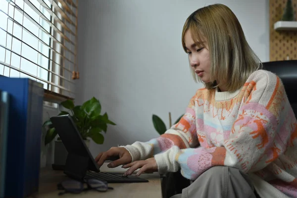 Ασιάτισσα Γυναίκα Ζεστό Πουλόβερ Surfing Internet Tablet Υπολογιστή Στο Σπίτι — Φωτογραφία Αρχείου