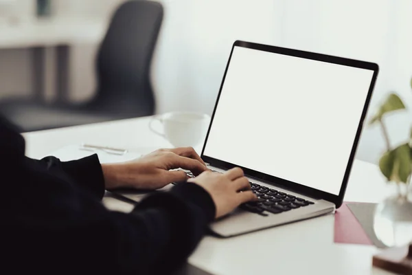 Vista Cerca Mujer Negocios Que Trabaja Con Ordenador Portátil Escritorio —  Fotos de Stock