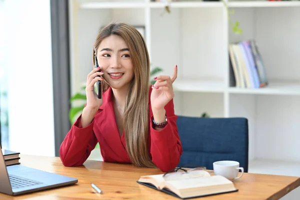 Empresária Confiante Falando Telefone Celular Enquanto Está Sentada Local Trabalho — Fotografia de Stock