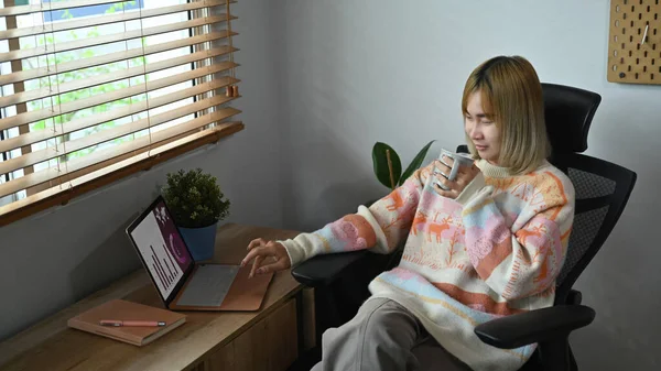 Zwykła Młoda Kobieta Pijąca Kawę Przeglądająca Internet Laptopem Domu — Zdjęcie stockowe