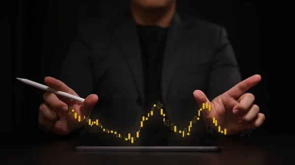 商人使用数字平板电脑 显示出越来越多的虚拟全息图统计数据 股票市场 业务增长和战略概念 — 图库照片